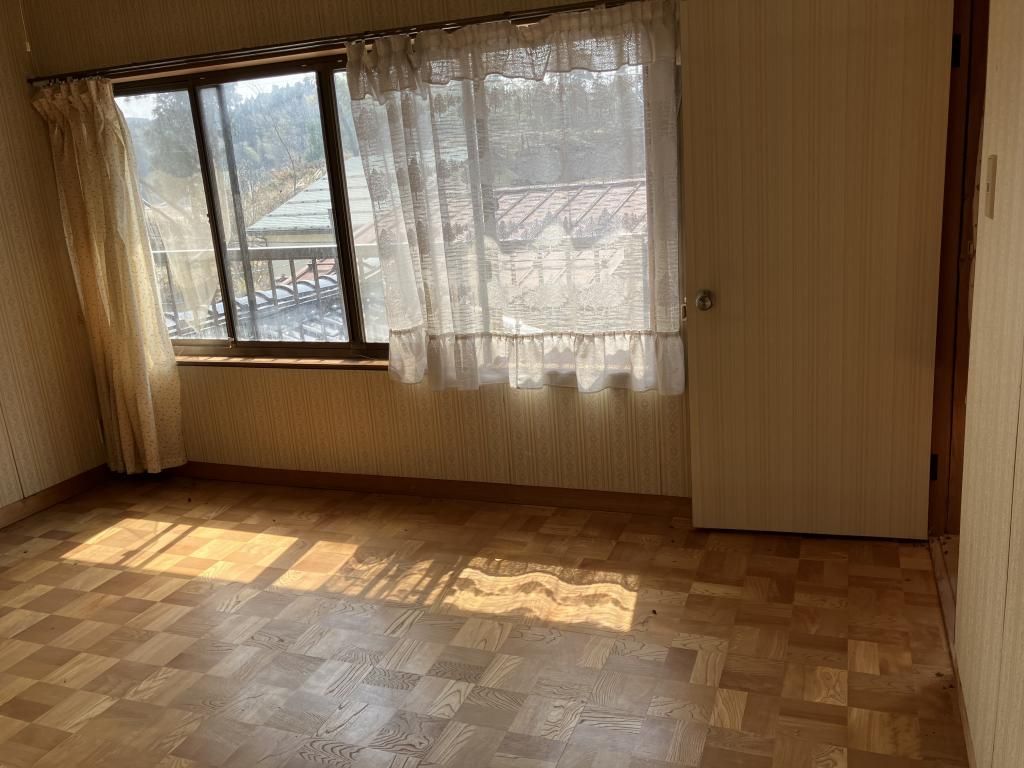 8-Room House with Two Garages for Sale in Izumozaki, Niigata - Thumbnail 3