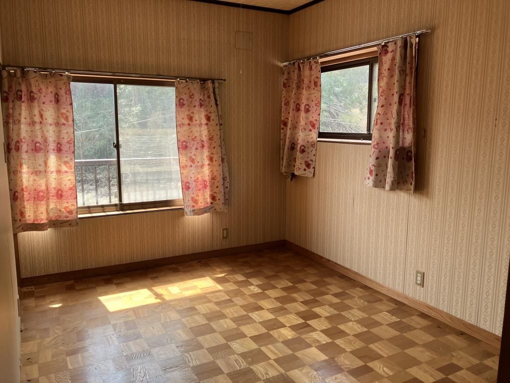 8-Room House with Two Garages for Sale in Izumozaki, Niigata - Thumbnail 2