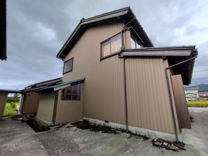 10LDK House for Sale with Large Garden in Asahi, Toyama - Image 1