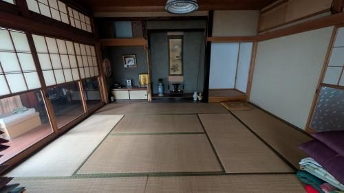 8DK Vacant House for Sale on National Route in Sanjo, Niigata - Thumbnail 2