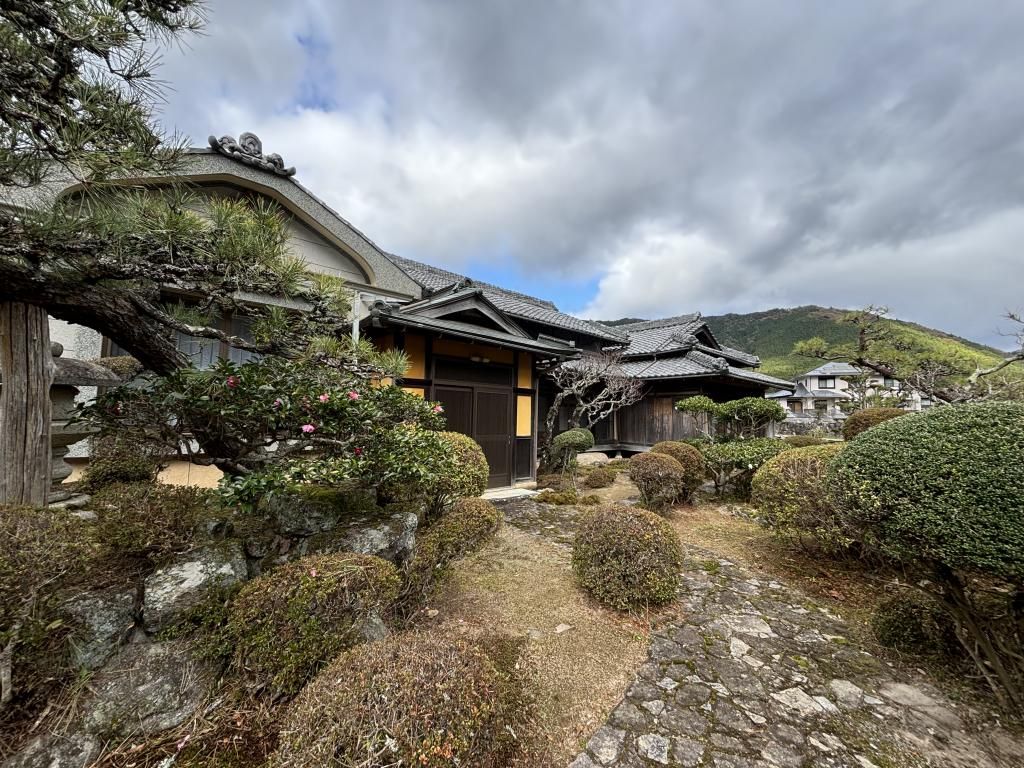 Traditional 8DK Riverside House for Rent in Kamiakawa, Hyogo - Image 11