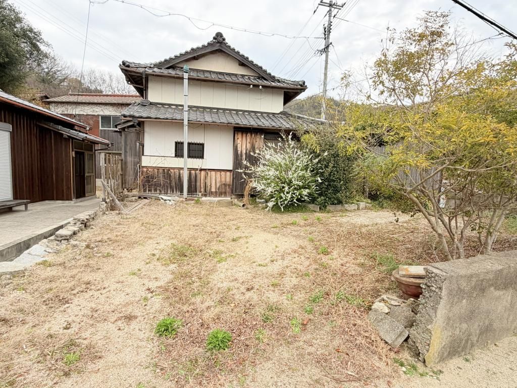 Detached 5K House for Sale in Yoshiumi-cho, Imabari - Thumbnail 2