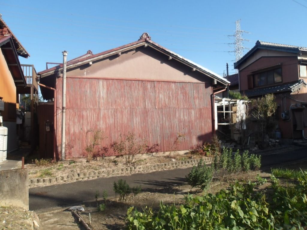 1964 Wooden House on Corner Lot in Kuwana, Mie - 57.74 sqm - Main Image