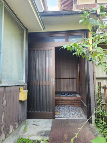 1950 Traditional Japanese House with Large Garden in Tober Town — Image 16, Tobe, Ehime
