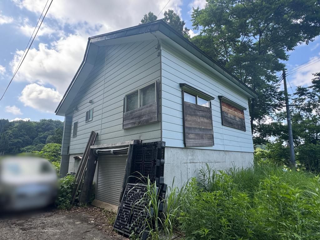 Two-Story House with Mountain Views in Tokamachi, Niigata - Thumbnail 2