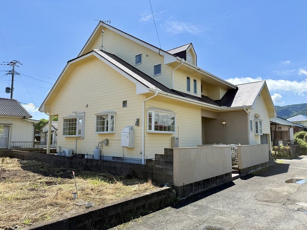 Spacious 4SLDK House for Sale in Ibusuki, Kagoshima - Image 1