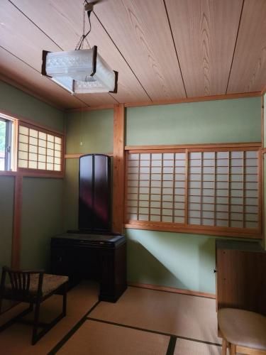 Traditional 5DK Japanese House on Large Corner Lot in Tobe Town - Thumbnail 3