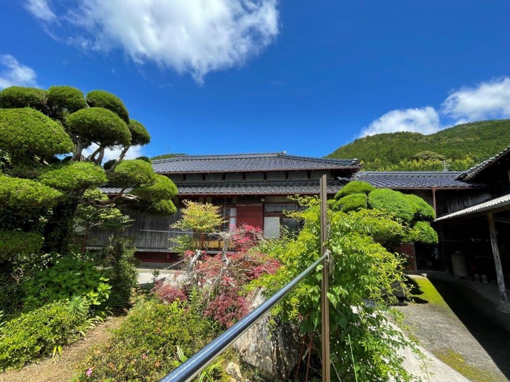 110-Year-Old Kominka with Storerooms for Sale in Seiyo, Ehime - Image 1