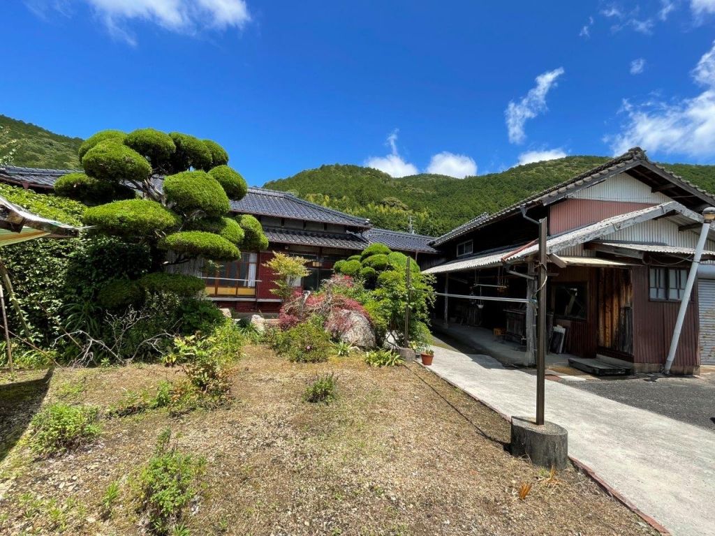 110-Year-Old Kominka with Storerooms for Sale in Seiyo, Ehime - Thumbnail 3