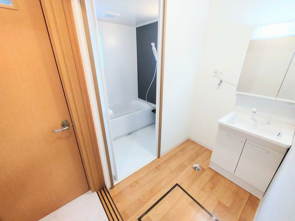 Renovated 3DK House for Sale Near Fukudai-mae Nishi-Fukui Station - Thumbnail 2