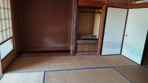 5DK House for Sale in Kirishima with Large Garden and Scenic Views - Thumbnail 4