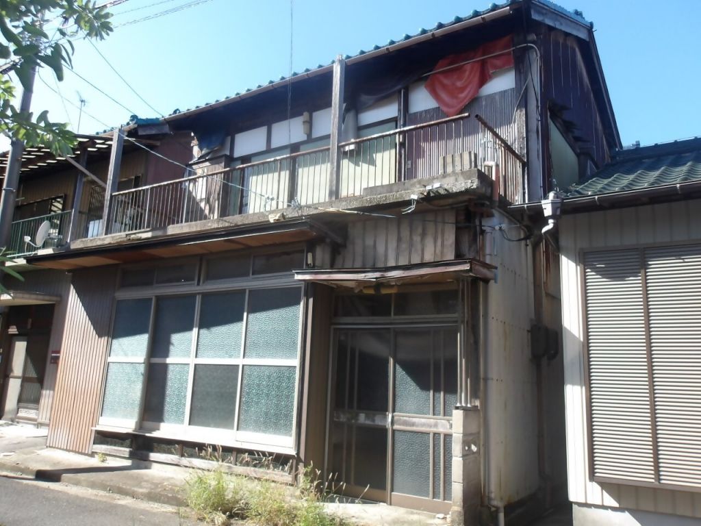 1958 Wooden House for Sale in Quiet Kuwana Neighborhood - Thumbnail 2