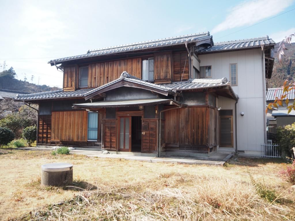 Spacious 8DK House in Naka Town with Large Garden and Workshop - Thumbnail 2
