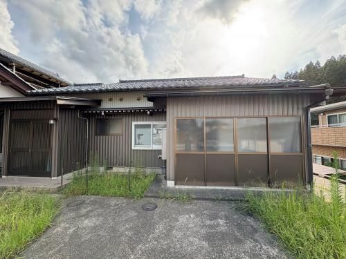 Spacious 214m² Detached House on 513m² Corner Lot in Echizen Town - Thumbnail 3