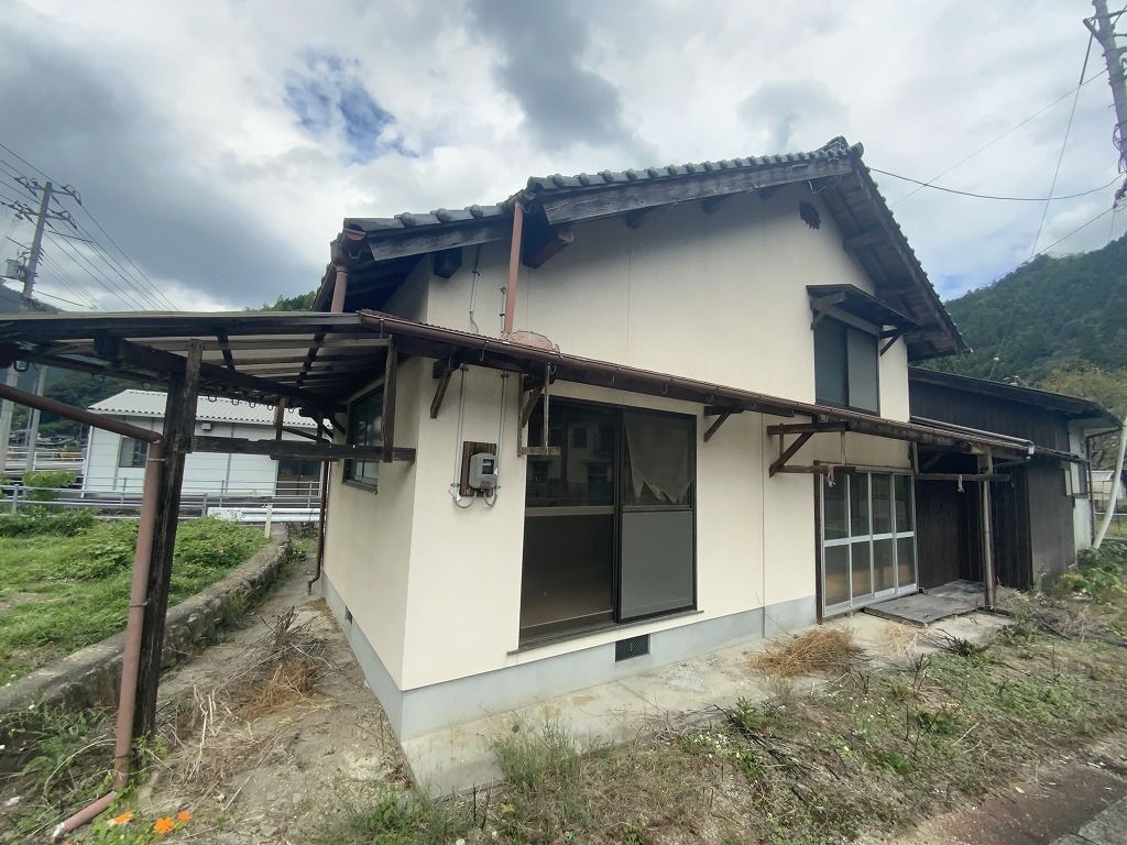 7DK Wooden House for Sale on Corner Lot in Iwakuni - Thumbnail 2