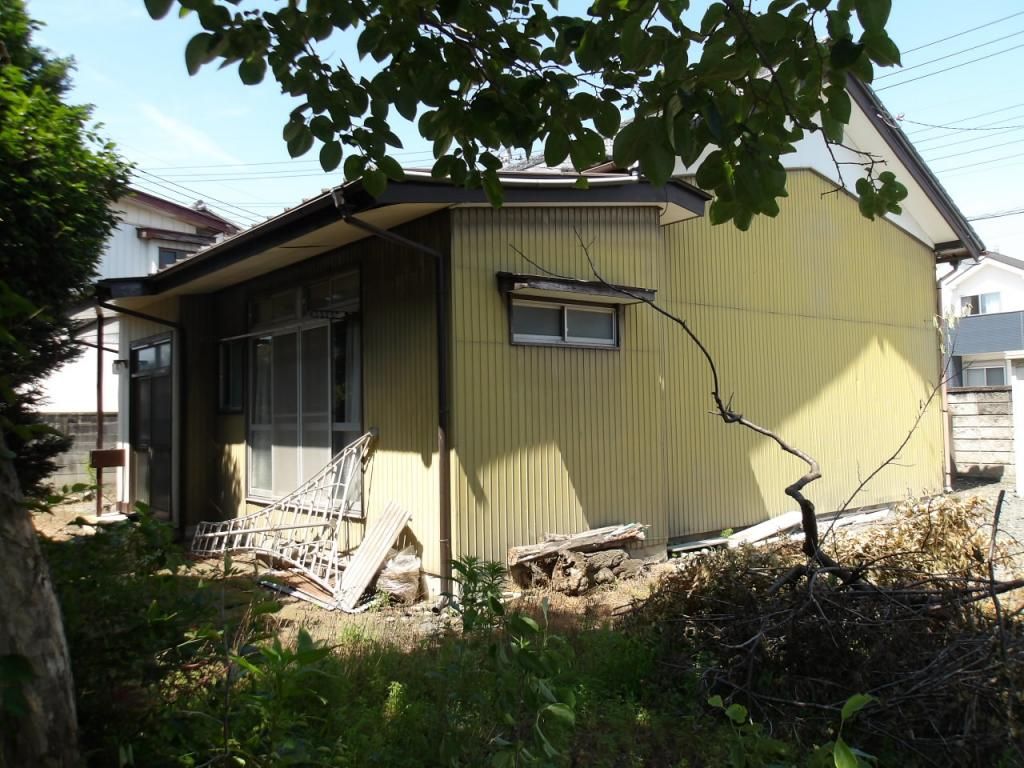 Spacious Kiryu Property with Dual Residences and Field - Thumbnail 3
