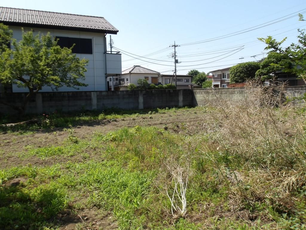 Spacious Kiryu Property with Dual Residences and Field - Thumbnail 4