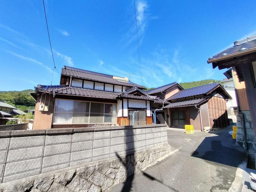 Island Home for Sale in Mihara, Hiroshima with 7DK Layout & Land - Thumbnail 2