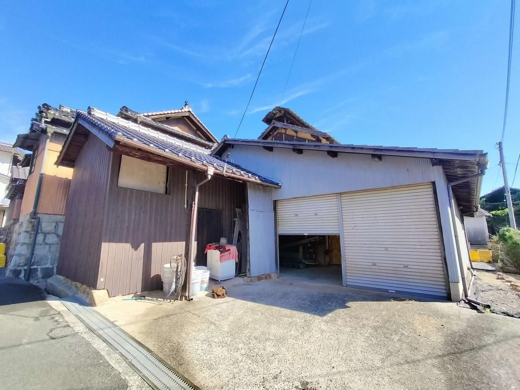 Island Home for Sale in Mihara, Hiroshima with 7DK Layout & Land - Thumbnail 3