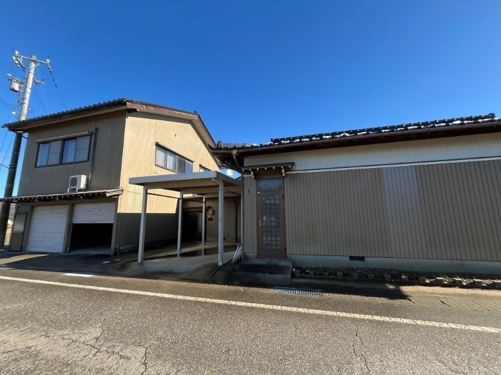 Traditional House for Sale in Oyabe, Toyama with Large Land - Thumbnail 3