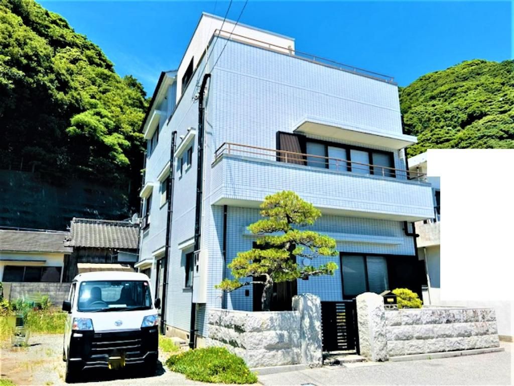 7LDK Three-Story Home with Sea Views in Uwajima Akiya Bank - Thumbnail 2