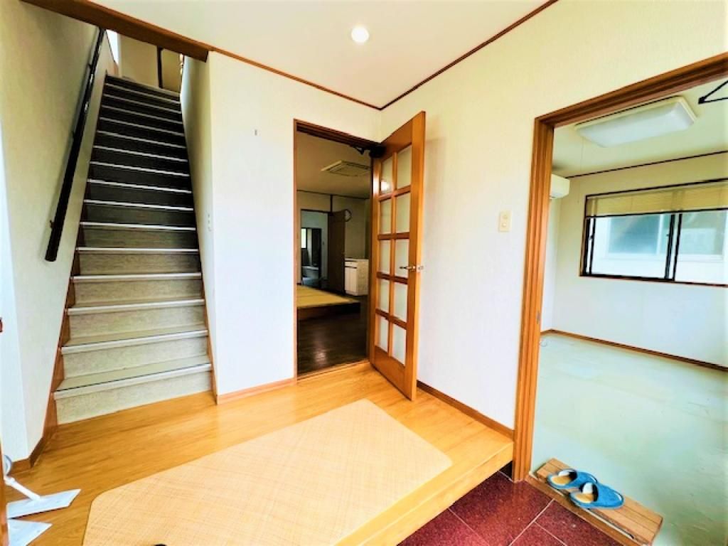 7LDK Three-Story Home with Sea Views in Uwajima Akiya Bank - Thumbnail 3