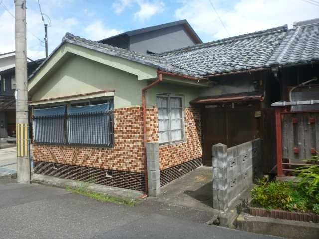 6DK Vacant House for Sale in Central Hino Town, Shiga - Image 1