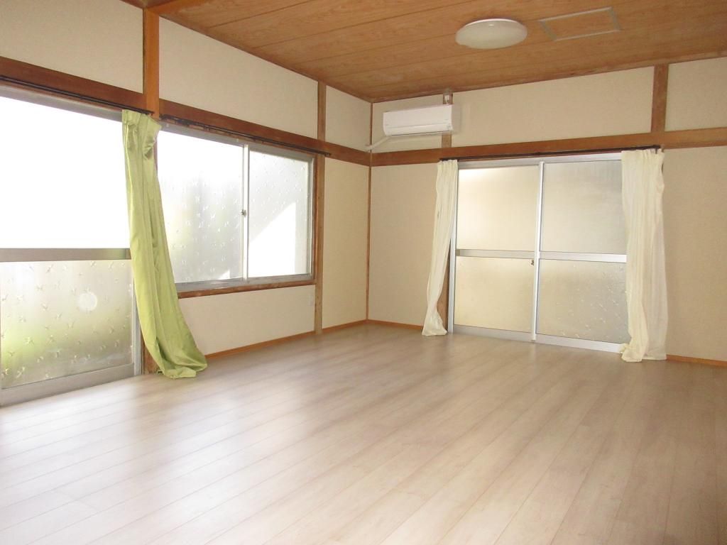 Renovated 1LDK Wooden House for Rent in Yufuin, Oita - Thumbnail 4