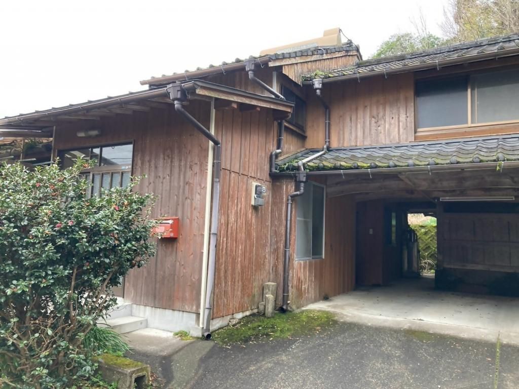 Historic 1943 house in Minamikyushu with 186.6 sqm land - Image 1