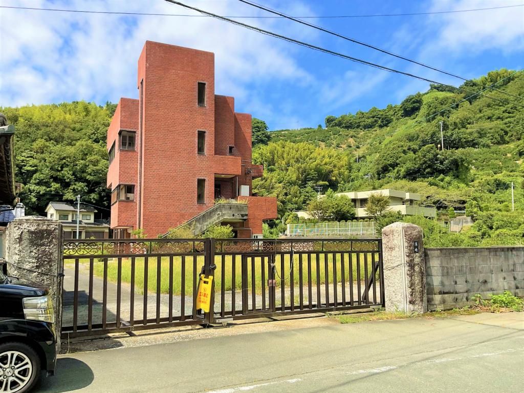 Renovated 6-Bedroom House with Rooftop Terrace in Uwajima - Thumbnail 2