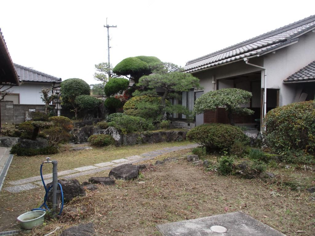 Spacious 11DK Kominka with Vast Land in Kasaoka, Okayama - Thumbnail 2