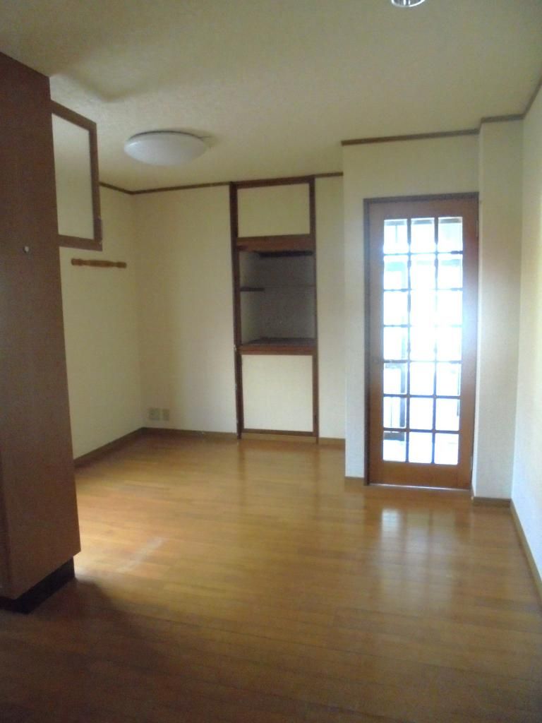 Steel-Framed Home with Inner Garage in Ono City, Fukui - Thumbnail 4