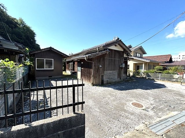 Former Salon 3DK House for Sale in Kurayoshi, Tottori - Image 1