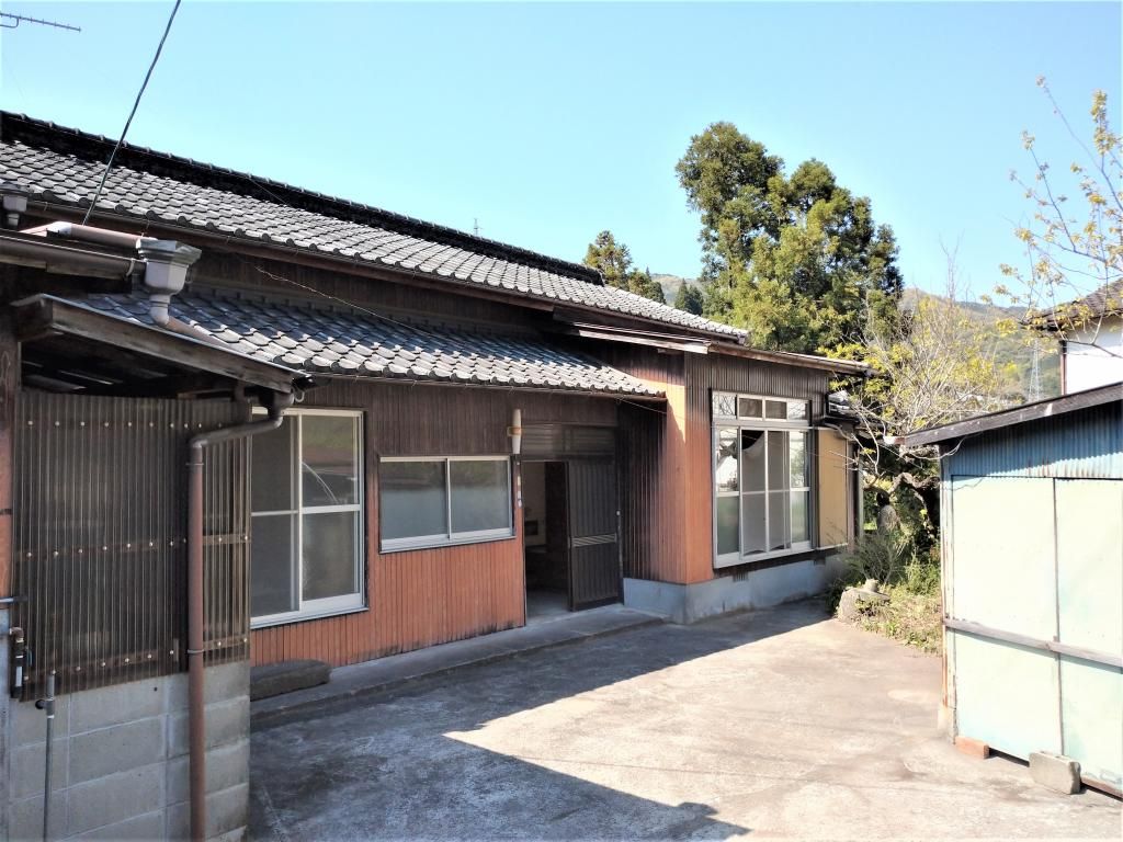 5DK Wooden House for Sale on Large Corner Plot in Tsukumi, Oita - Thumbnail 2