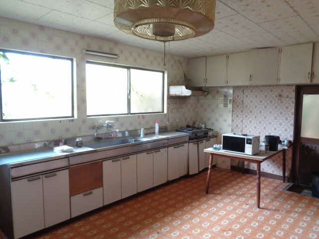 Spacious 1946 Kominka for Renovation Near Wakamiya Beach, Uki City - Thumbnail 2