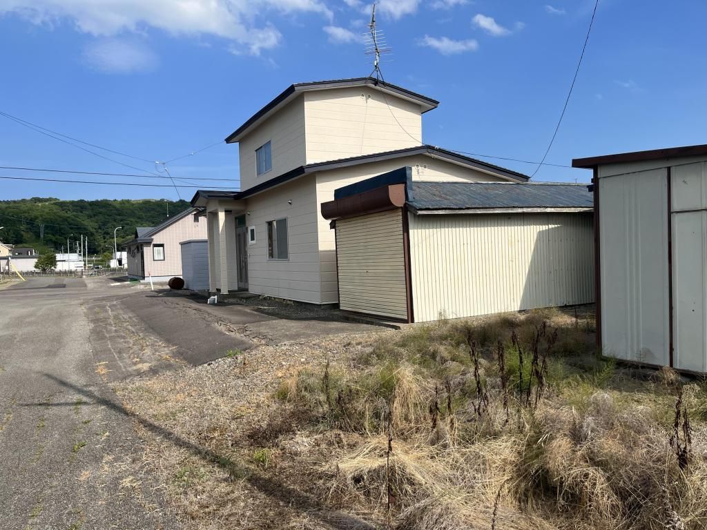 1970 Wooden House on 691 sqm Corner Lot in Urahoro, Hokkaido - Thumbnail 2
