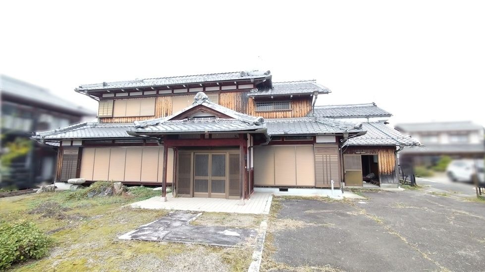 8DK House for Sale in Higashiomi with Garden and Mountain Views - Thumbnail 4