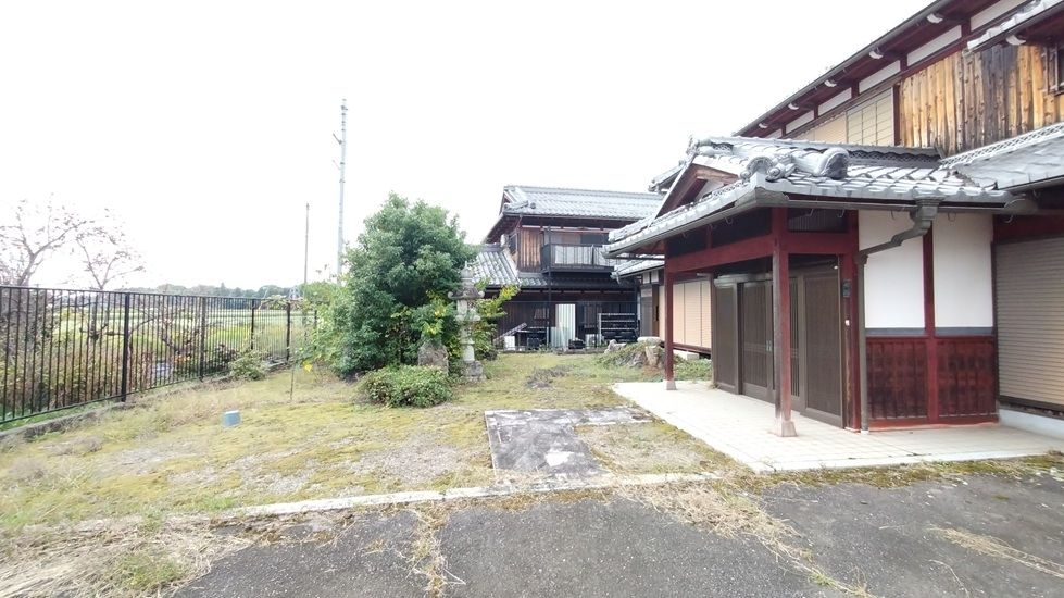 8DK House for Sale in Higashiomi with Garden and Mountain Views - Thumbnail 3