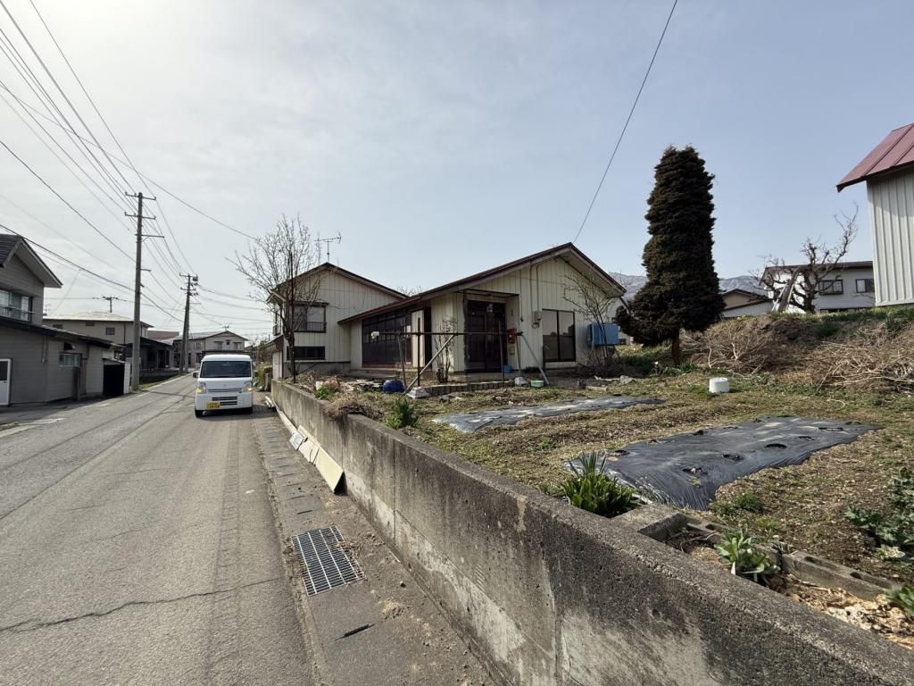 Compact 4DK House with Carport in Quiet Inawashiro - Thumbnail 2