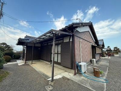 Spacious Farmhouse with Land in Saijo — Image 1, Saijo, Ehime