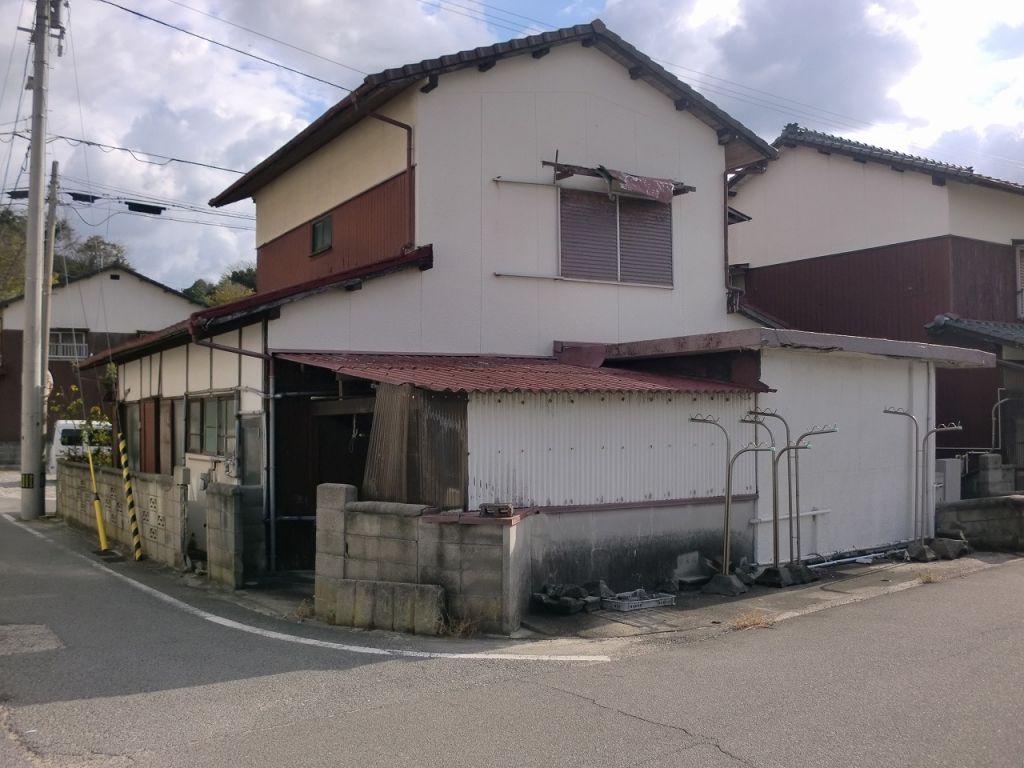 Traditional Home with Fishing Port Views in Imabari, Ehime - Thumbnail 2