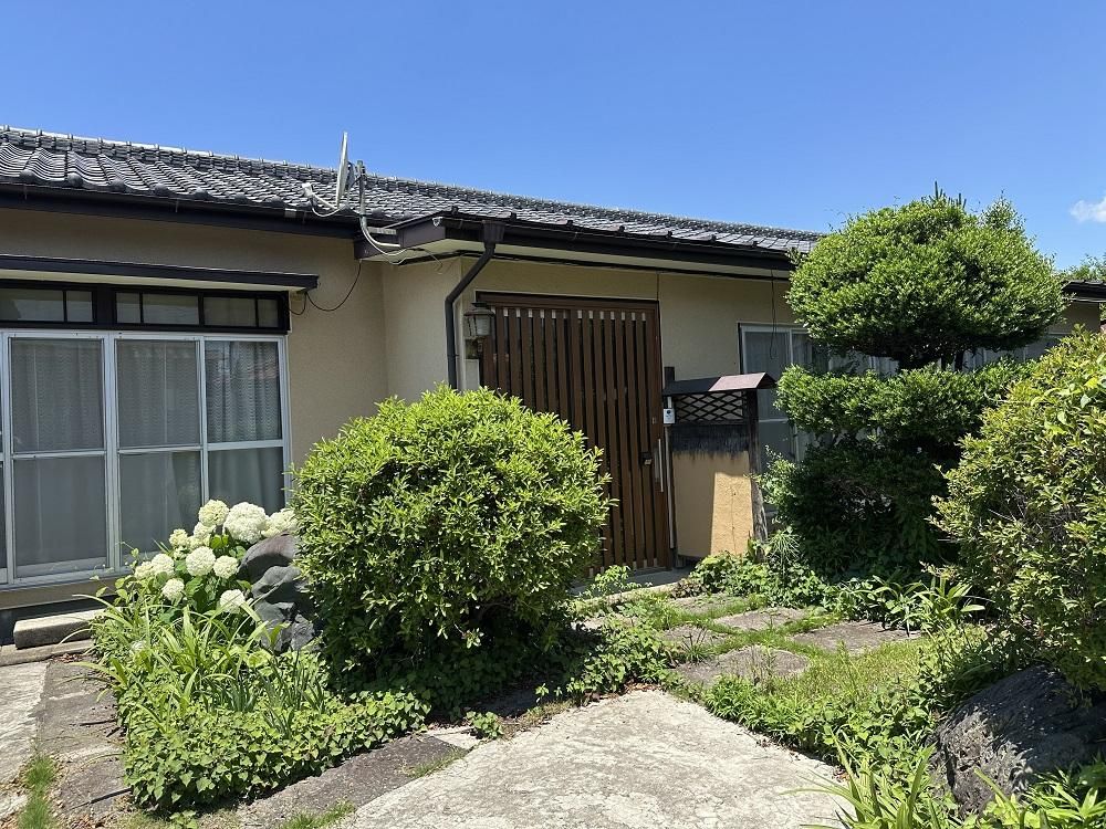 Spacious 3LDK House with 4 Buildings in Kiryu - Thumbnail 2