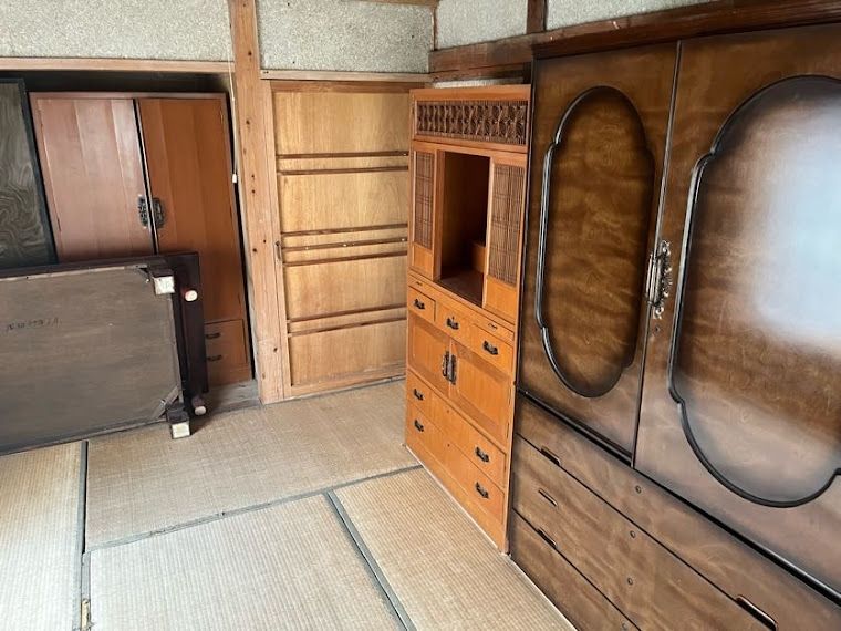 Vast 932 sqm Land with House & Outbuildings for Sale in Kunitomi - Thumbnail 3