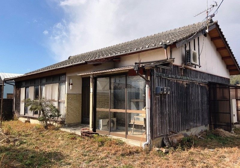 4DK House for Sale in Yanai with Large Garden - Akiya Bank No. 204 - Thumbnail 2