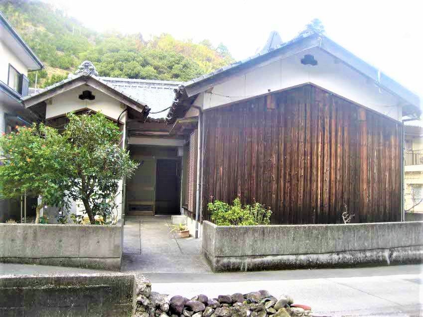 Single-Story 3DK House for Rent in Uwajima with Garden - Thumbnail 2