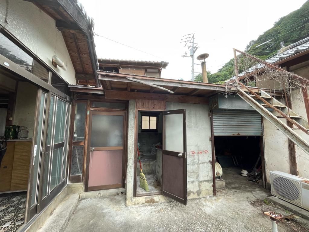Affordable Seaside 3DK House in Seiyo, Ehime - Akiya Bank Property - Thumbnail 4