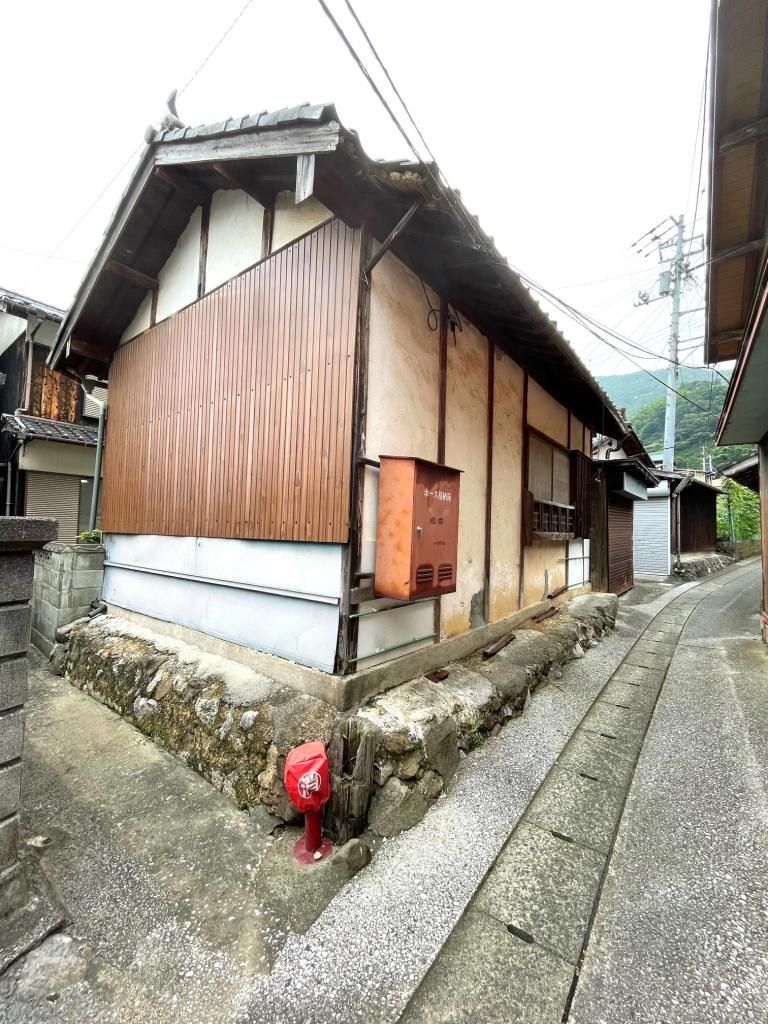 Affordable Seaside 3DK House in Seiyo, Ehime - Akiya Bank Property - Thumbnail 2