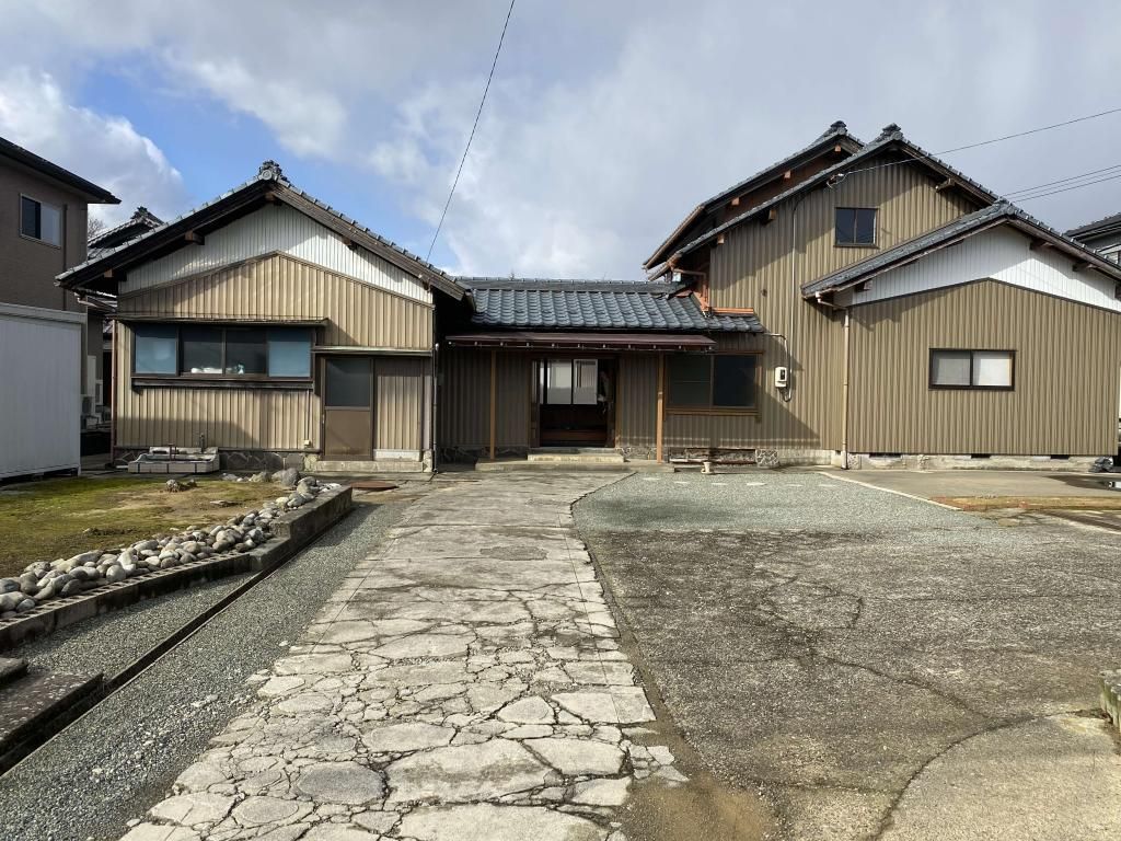 Spacious 7DK House with Large Garden for Sale in Awara City, Fukui - Thumbnail 3