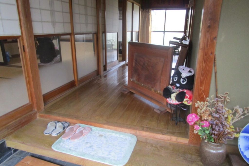 Spacious Vacant House with Large Garden & Farmland in Sanjo, Niigata - Thumbnail 2