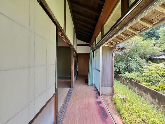 1923 Kominka for Renovation in Kurayoshi with Garden and Well - Thumbnail 3